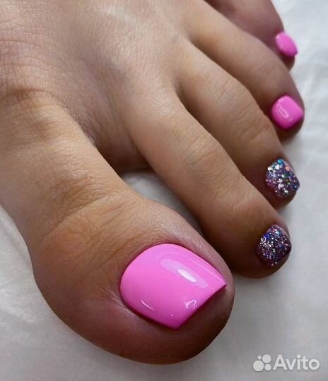 Модель на педикюр с покрытием гель-лак