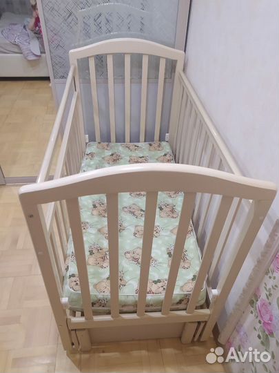 Детская кроватка с маятником