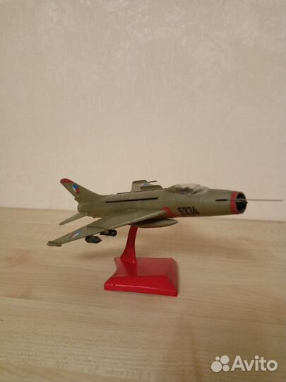 Модель самолета Су-7Б масштаб 1 72