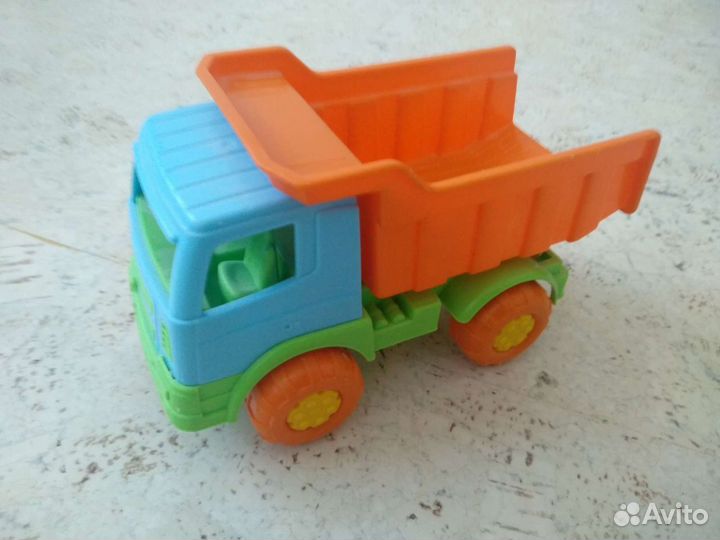 Игрушечные машинки