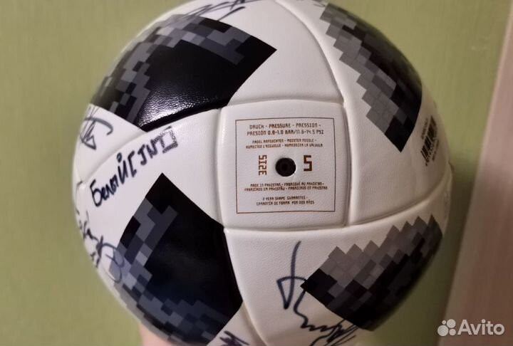 Мяч Telstar World Cup с автографами звезд