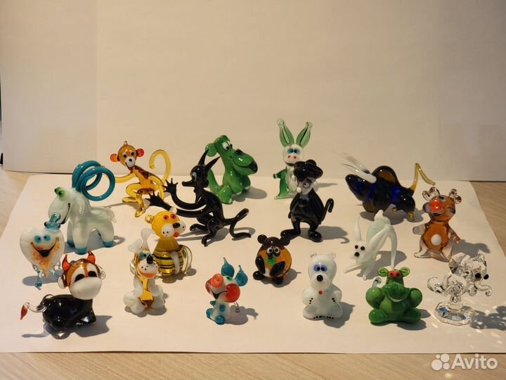 Фигурки из цветного стекла