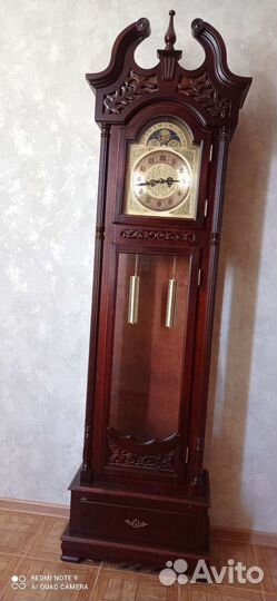 Часы и детский шкаф