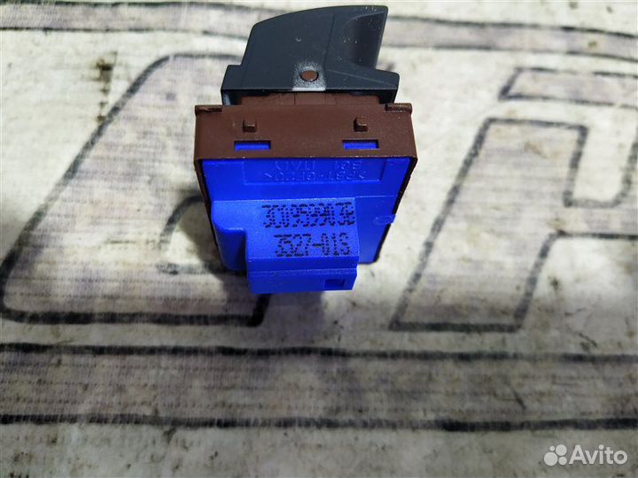 Кнопка открывания багажника Volkswagen Passat B6