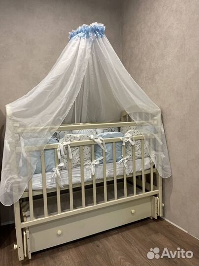 Детская кроватка с маятником и ящиком