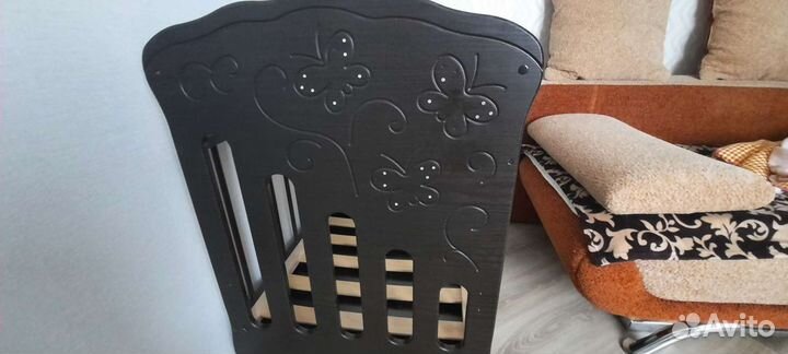 Детская кроватка с маятником и ящиком