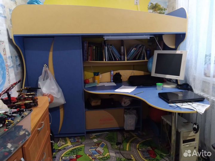 Детская кровать чердак со столом и шкафом