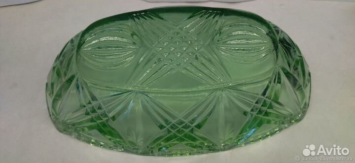 Ваза-ладья цветное (зелёное) прессованное стекло