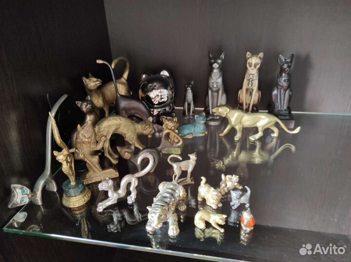 Коллекция фигурок кошек