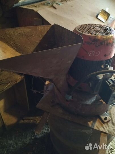 Зернодробилка 380вт. Бу в рабочем состоянии