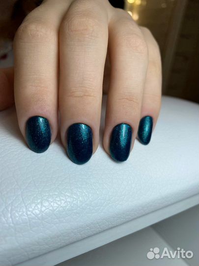 Маникюр и педикюр в салоне