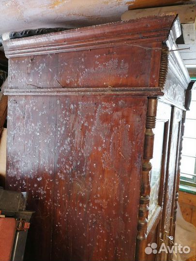 Старинный антикварный шкаф