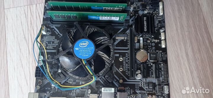 Материнская плата с процессором и памятью