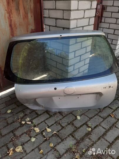 Стекло крышки багажника Тойота Корола 2005год