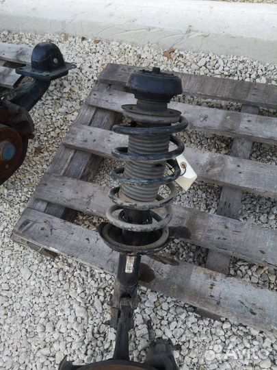 Амортизатор передний правый Volkswagen Golf 3