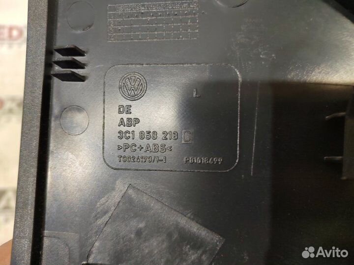 Накладка на торпедо правая Volkswagen Passat B7