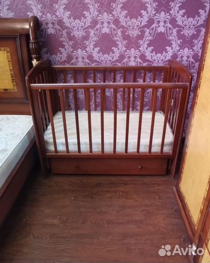 Детская кровать с матрасом и шкафчиком