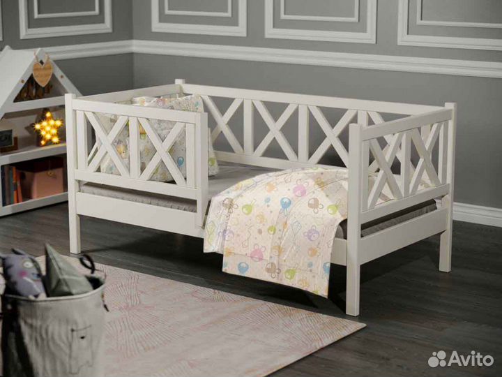 Кроватка высокий борт софа из натурального дерева