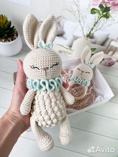 Вязаный зайчик Погремушка