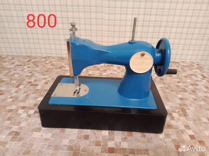 Игрушечная швейная машинка