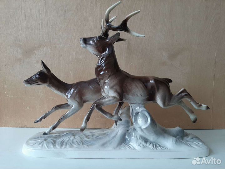 Статуэтка олень, бегущие олени