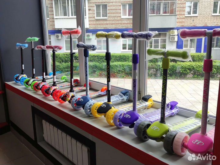 Самокат с подсветкой детский трехколесный новый