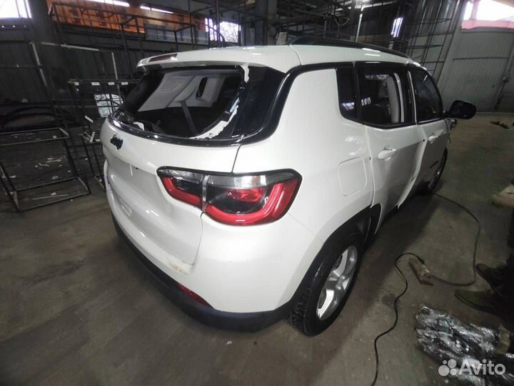 Фонарь крышки багажника правый Jeep Compass 2