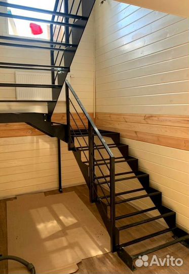 Облицовка лестничного металлокаркаса деревом