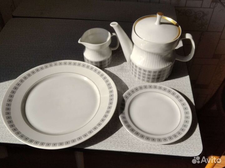 Набор чайник, молочник, блюдо и тарелки, сахарница