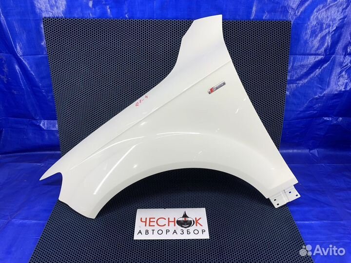 Крыло переднее левое Audi Q7 до 2015 белый R6 / R9