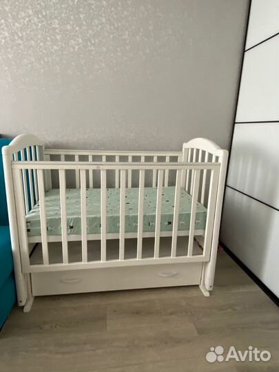 Детская кроватка с маятником