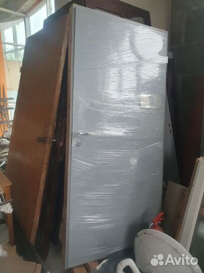 Двери межкомнатные и входные, алюминий, пластик