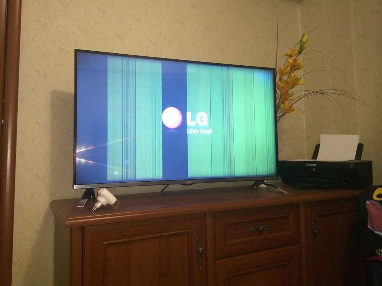 Телевизор пошел полосами. ЖК самсунг вертикальная полоса. Вертикальные полосы на телевизоре. Полосы на мониторе. Горизонтальная полоса на матрице телевизора.