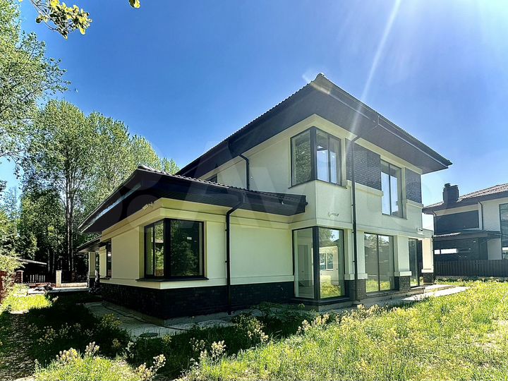 Коттедж 328,9 м² на участке 14,5 сот.