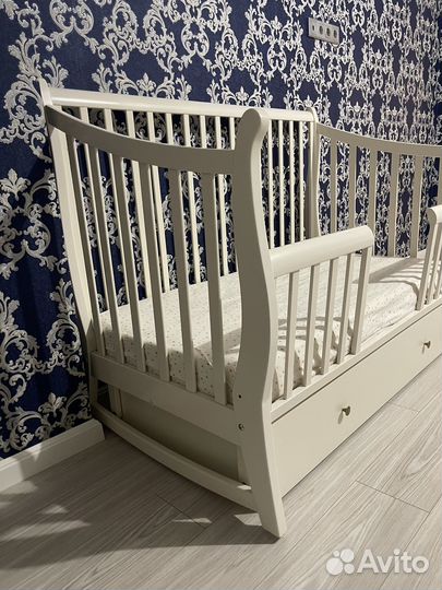 Детская кроватка с маятником и ящиком белая