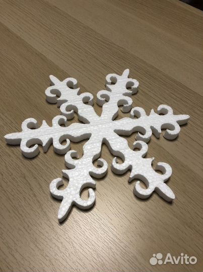 Снежинки из пенопласта
