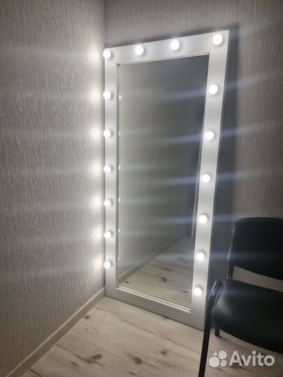 Гримерное зеркало с лампочками