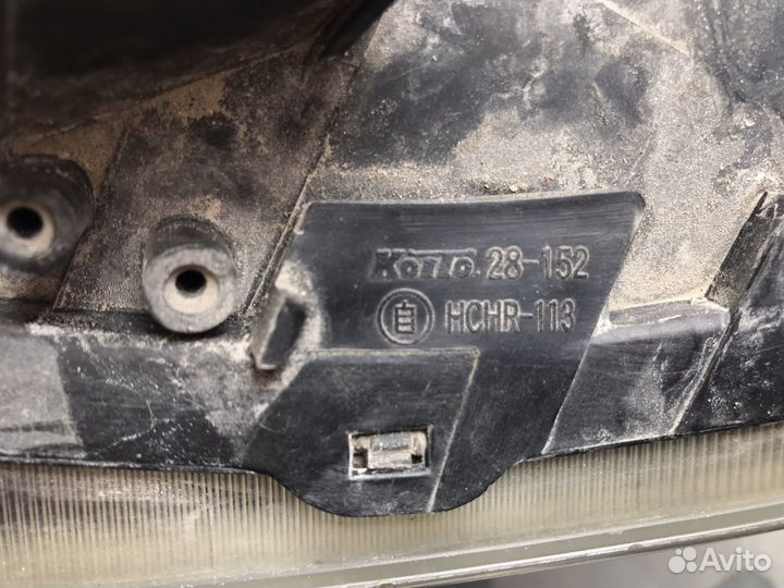 Фара передняя левая на Toyota Noah