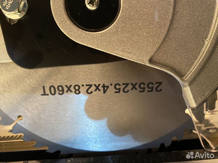 Торцовочная пила с протяжкой dewalt