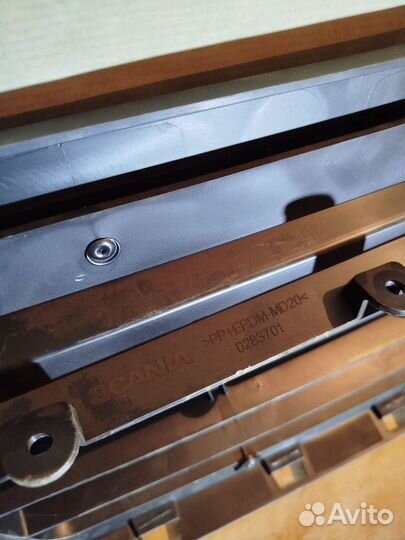 Решетка воздухозаборника Scania 6 серии 2358297