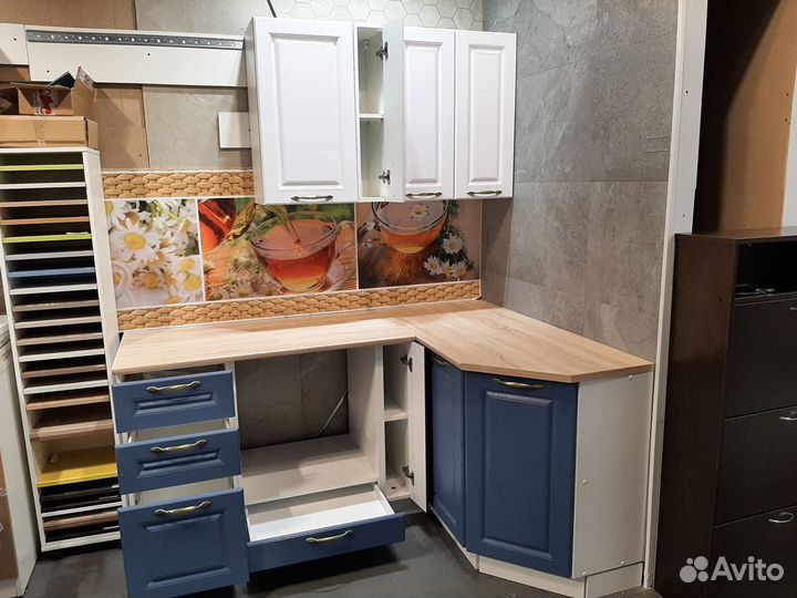 Кухня угловая 1,75*1,35 м синий/белый древесный