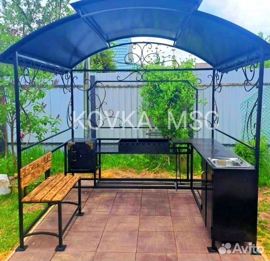 Мангал с крышей