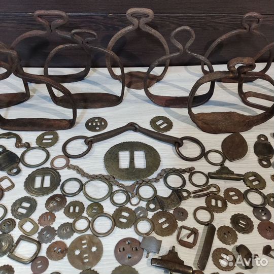 Старинные стремена, удила, фрагменты упряжи