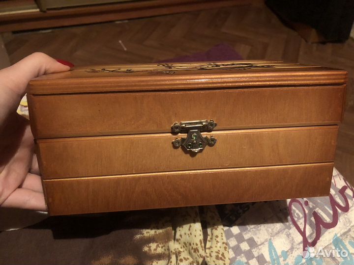 Деревянная шкатулка