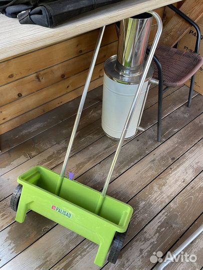 Разбрасываль семян удобрений для газона сеялка