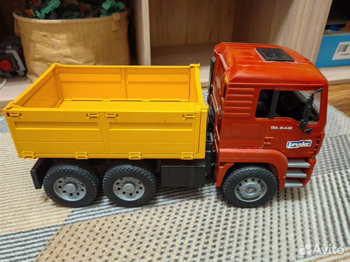 Самосвал Bruder