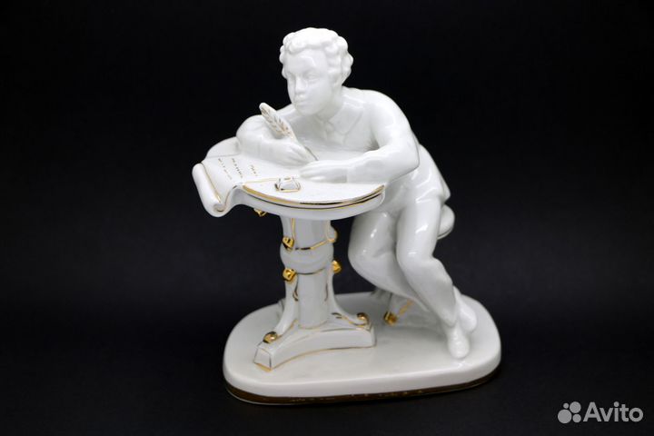 Фарфоровая статуэтка 
