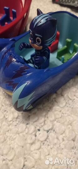 Герои в масках с транспортом