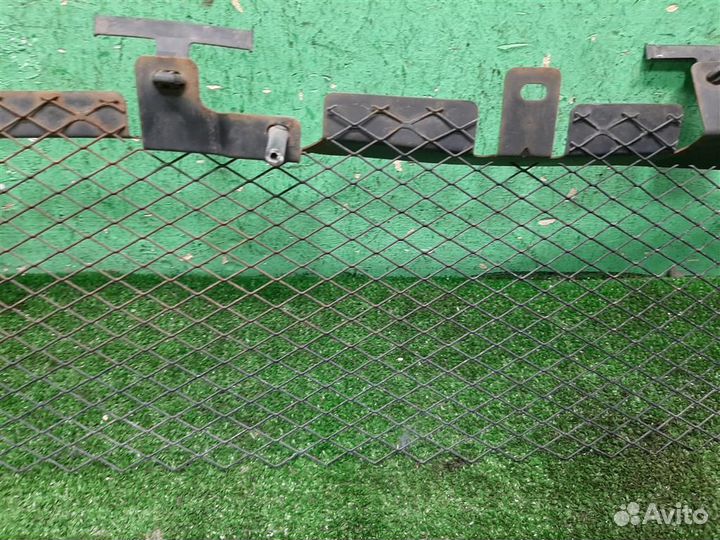 Решетка в бампер центральная Mitsubishi Grandis 2