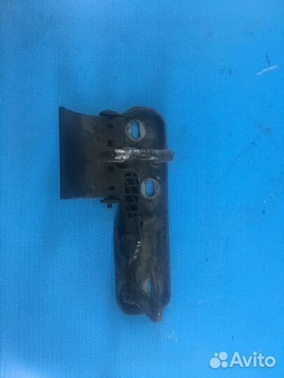 Крюк замка капота volkswagen Passat B7 2011-2015